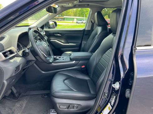 Used 2022 Toyota Highlander XLE AWD/4WD image 4