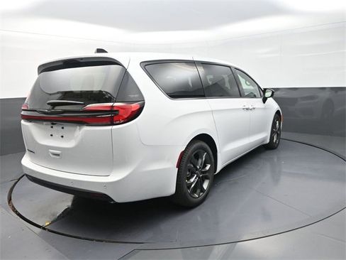 New 2026 Chrysler Pacifica Select image 7