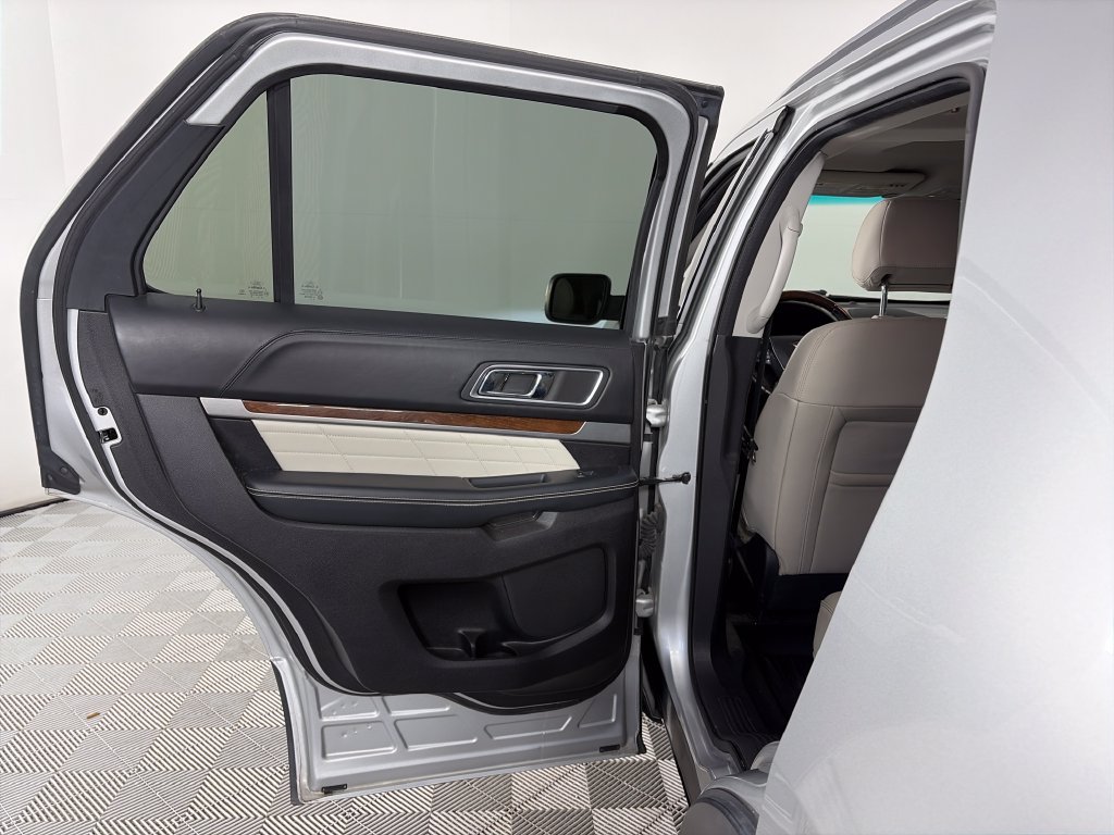Used 2016 Ford Explorer Platinum AWD/4WD image 11