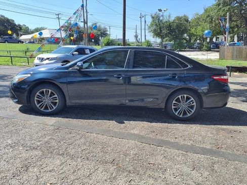 Used 2017 Toyota Camry SE image 4