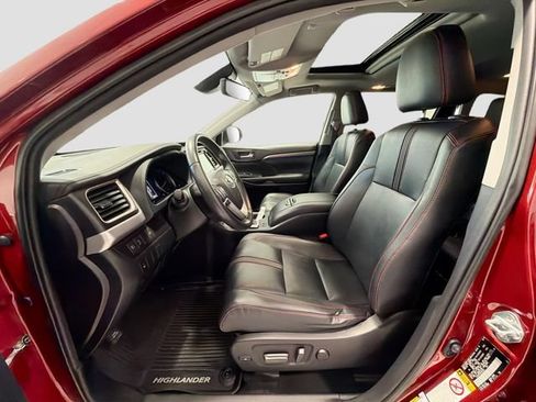 Certified 2019 Toyota Highlander SE w/ Carpet Mat Package (TMS) AWD/4WD image 18