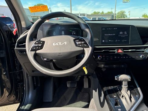 Used 2023 Kia Niro LX FWD image 23
