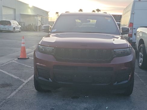 Used 2023 Jeep Grand Cherokee L Laredo image 2