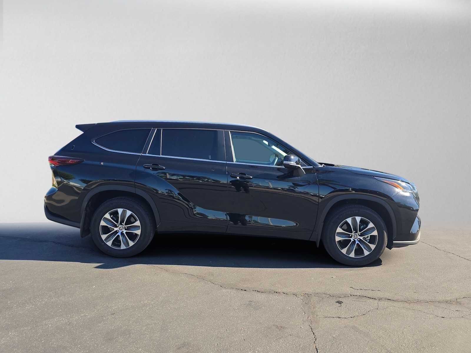 Certified 2026 Toyota Highlander XLE AWD/4WD image 2