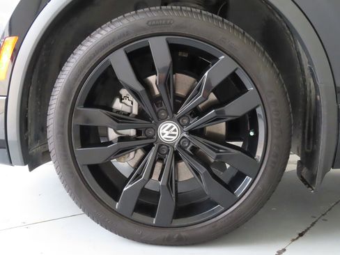 Used 2020 Volkswagen Tiguan SE R-Line image 30