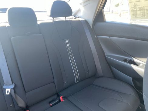 Used 2025 Hyundai Elantra SEL image 40