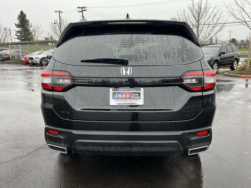 Used 2025 Honda Pilot Sport image 4