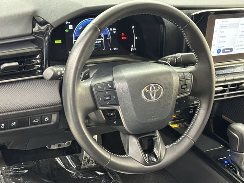 Used 2025 Toyota Camry SE FWD image 27