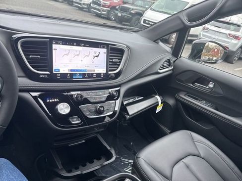 New 2026 Chrysler Pacifica Select image 26