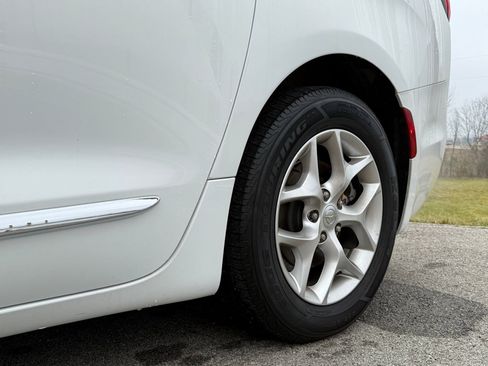 Used 2020 Chrysler Pacifica Limited image 12