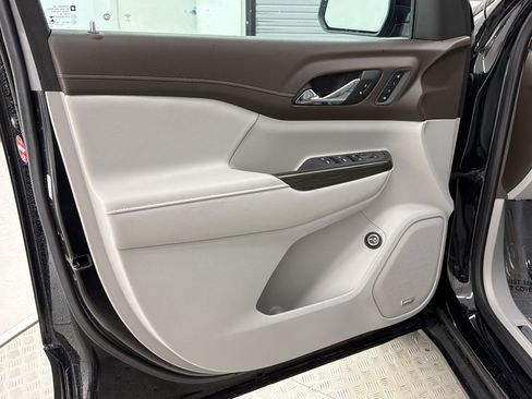 Used 2021 GMC Acadia SLT w/ Technology Package FWD image 14