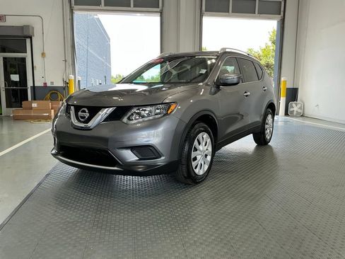 Used 2016 Nissan Rogue S w/ Appearance Package FWD image 2