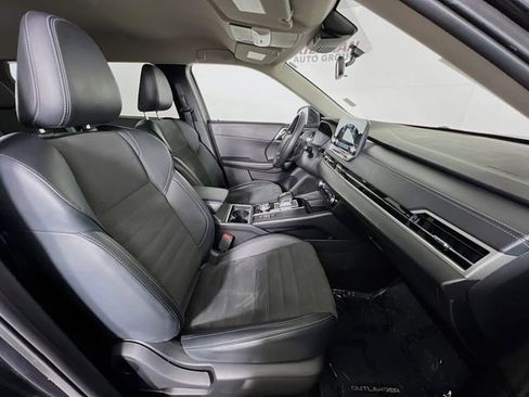 Used 2024 Mitsubishi Outlander SE image 40