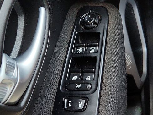 Used 2019 Jeep Renegade Latitude w/ Popular Equipment Group AWD/4WD image 10