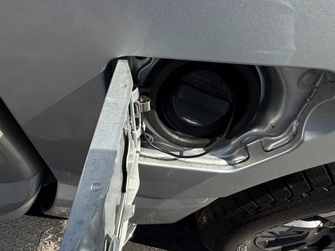 Used 2019 Nissan Titan SV image 17