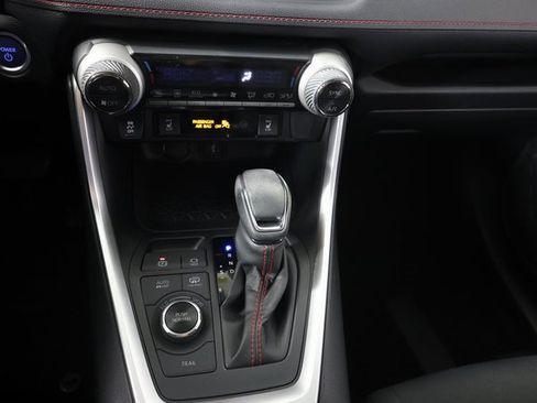 Used 2021 Toyota RAV4 SE image 17
