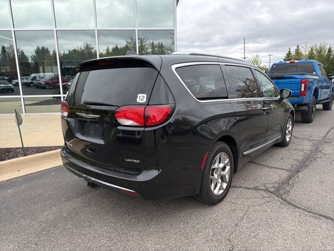 Used 2017 Chrysler Pacifica Limited w/ Advanced Safetytec Group FWD image 3