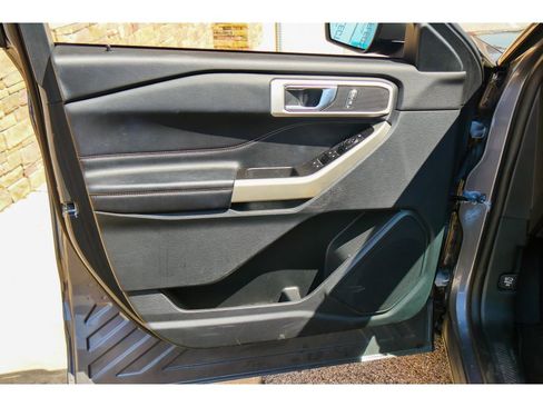 Used 2021 Ford Explorer XLT image 9