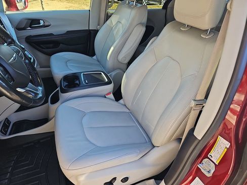 Used 2021 Chrysler Pacifica Touring-L image 19