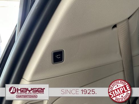 Used 2020 Chrysler Pacifica Touring-L FWD image 43