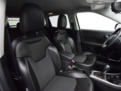 Used 2019 Jeep Compass Latitude w/ Cold Weather Group AWD/4WD image 19