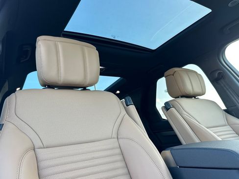 New 2025 Land Rover Discovery Dynamic SE image 15