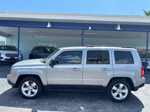Used 2015 Jeep Patriot Latitude FWD image 2