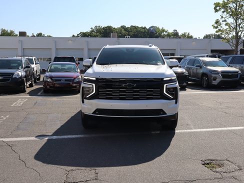 Used 2025 Chevrolet Suburban High Country AWD/4WD image 3