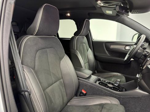 Used 2022 Volvo XC40 T5 R-Design w/ Climate Package AWD/4WD image 12