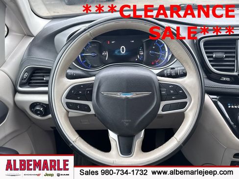 Used 2018 Chrysler Pacifica Limited image 40