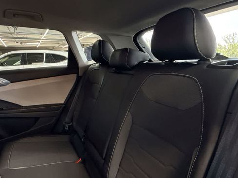 Certified 2025 Volkswagen Taos SE FWD image 22