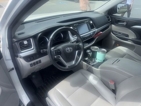 Used 2019 Toyota Highlander XLE FWD image 8