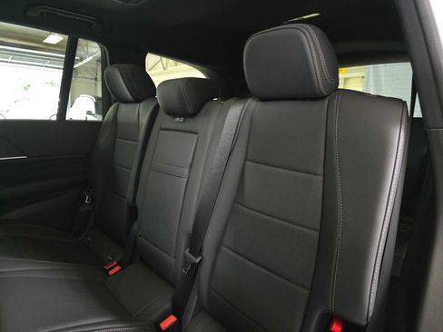 Used 2026 Mercedes-Benz GLS 450 4MATIC image 17