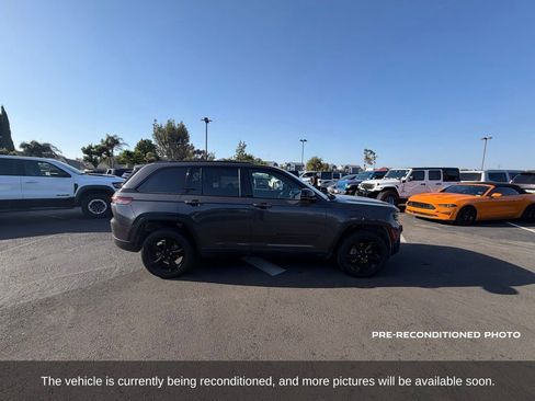 Used 2023 Jeep Grand Cherokee Altitude AWD/4WD image 7