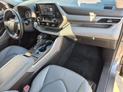 Used 2022 Toyota Highlander XLE FWD image 22