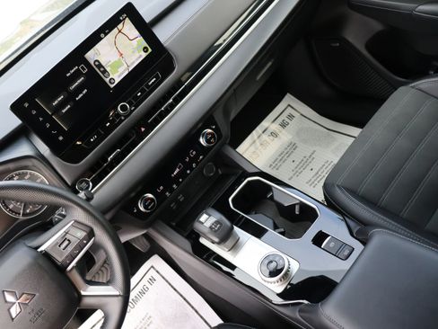 Used 2025 Mitsubishi Outlander SE FWD image 20
