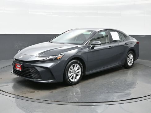 Used 2025 Toyota Camry LE image 2