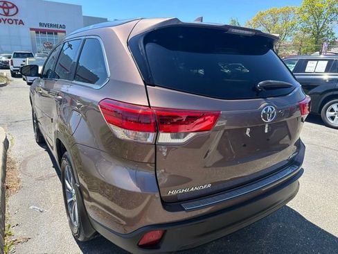 Used 2019 Toyota Highlander XLE AWD/4WD image 5