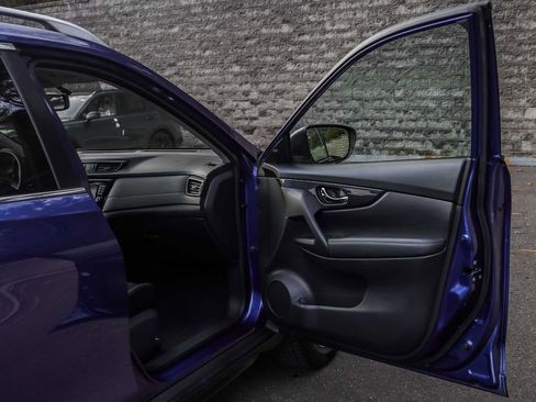 Used 2017 Nissan Rogue SV w/ SV Premium Package image 15