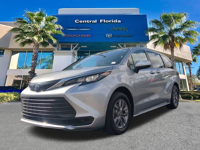 Used 2025 Toyota Sienna LE FWD image 9
