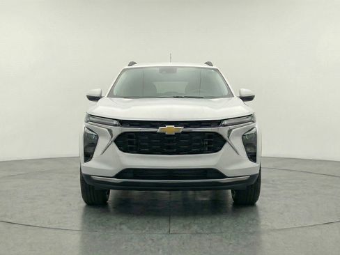 Used 2025 Chevrolet Trax LT w/ LT Convenience Package image 2