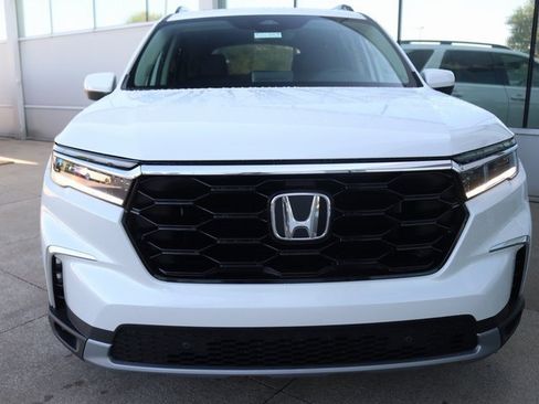 New 2025 Honda Pilot Touring image 2