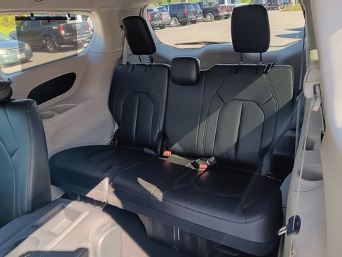 Used 2018 Chrysler Pacifica Touring-L FWD image 10