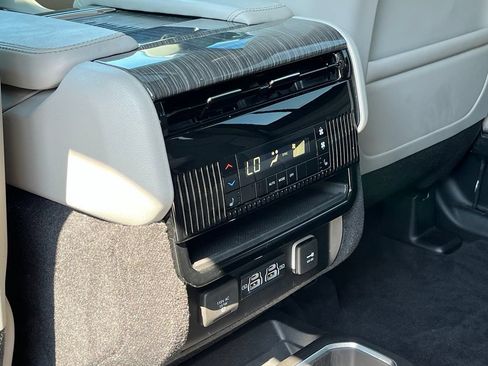 Used 2022 Jeep Wagoneer Series III w/ Premium Group I AWD/4WD image 25