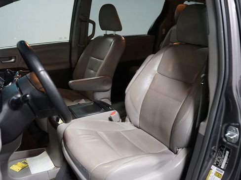 Used 2017 Toyota Sienna XLE FWD image 6