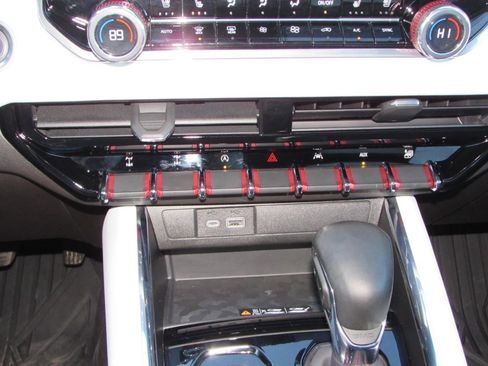 Used 2024 GMC Canyon AT4X w/ AT4X AEV Edition image 25