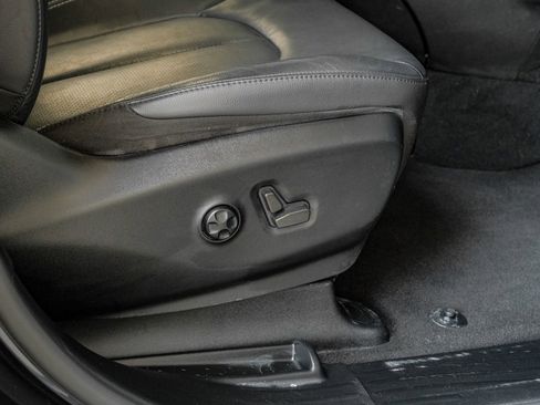 Used 2021 Chrysler Pacifica Touring-L w/ Uconnect Theater Family Group FWD image 41