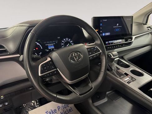 Used 2025 Toyota Sienna XLE FWD image 12