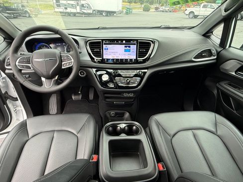 Used 2025 Chrysler Pacifica Select FWD image 30
