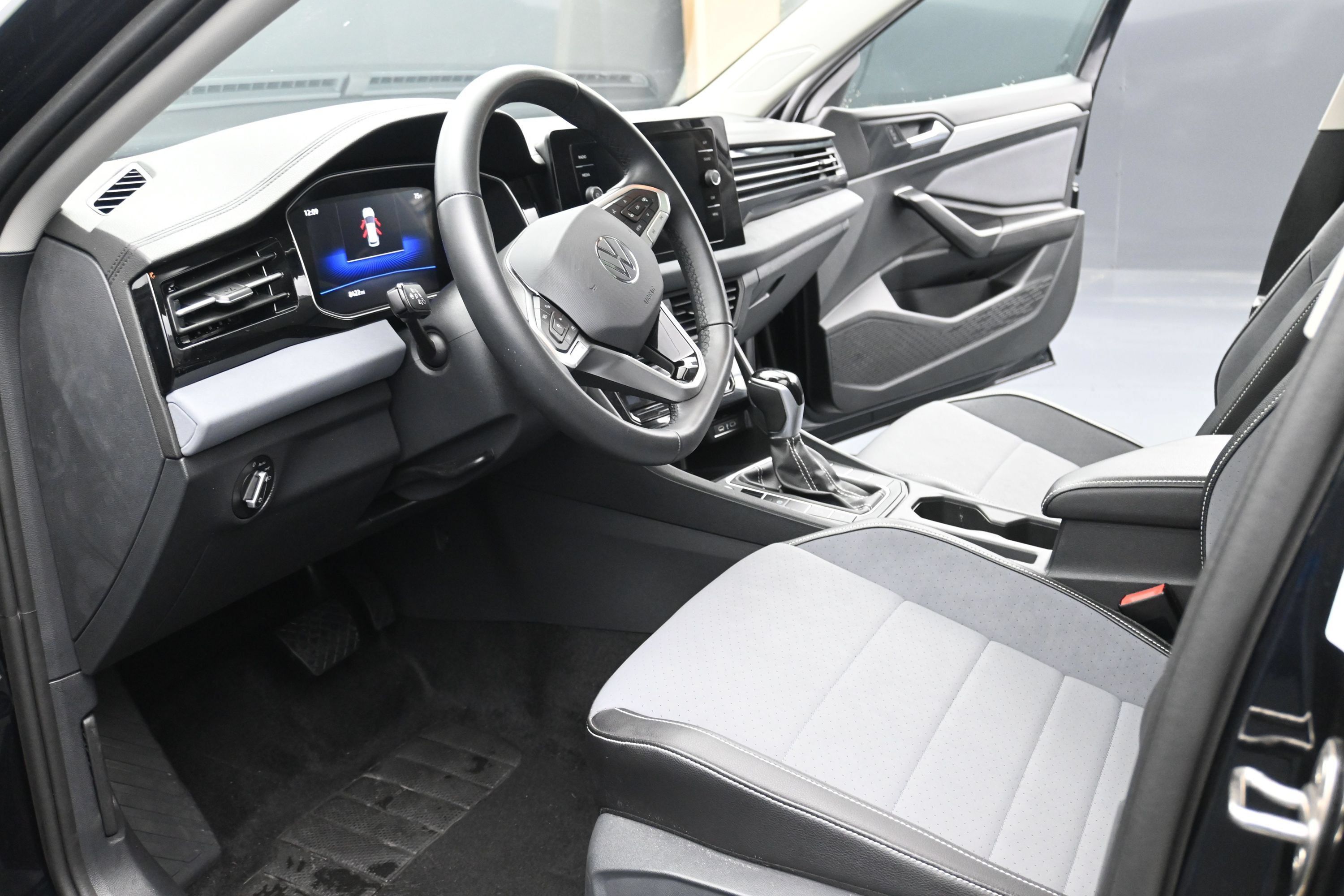 Used 2026 Volkswagen Jetta SE FWD image 13